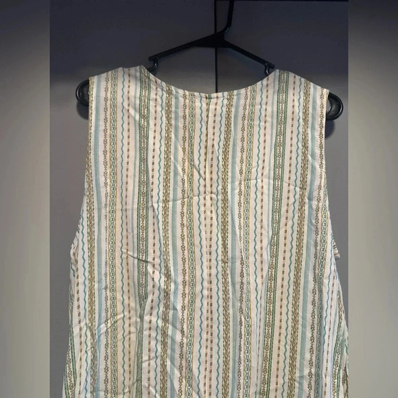 ❤️Sugar Fox - Ruffle Vertical Stripe Tank Top (size L) - Picture 8 of 8